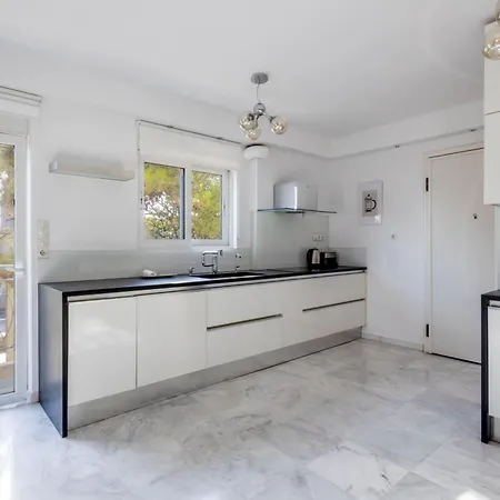Elegant Coastal Haven Fully Renovated 3-bedroom *