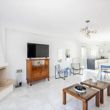 Apartment Elegant Coastal Haven Fully Renovated 3-bedroom Athens