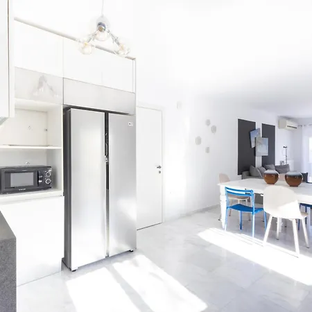 Elegant Coastal Haven Fully Renovated 3-bedroom Apartment *