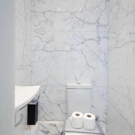 Apartment Elegant Coastal Haven Fully Renovated 3-bedroom Athens
