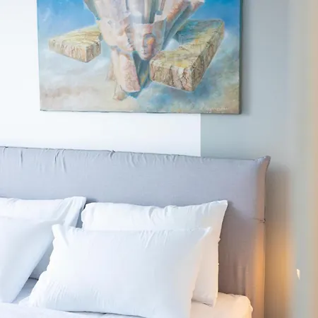 Elegant Coastal Haven Fully Renovated 3-bedroom Apartment